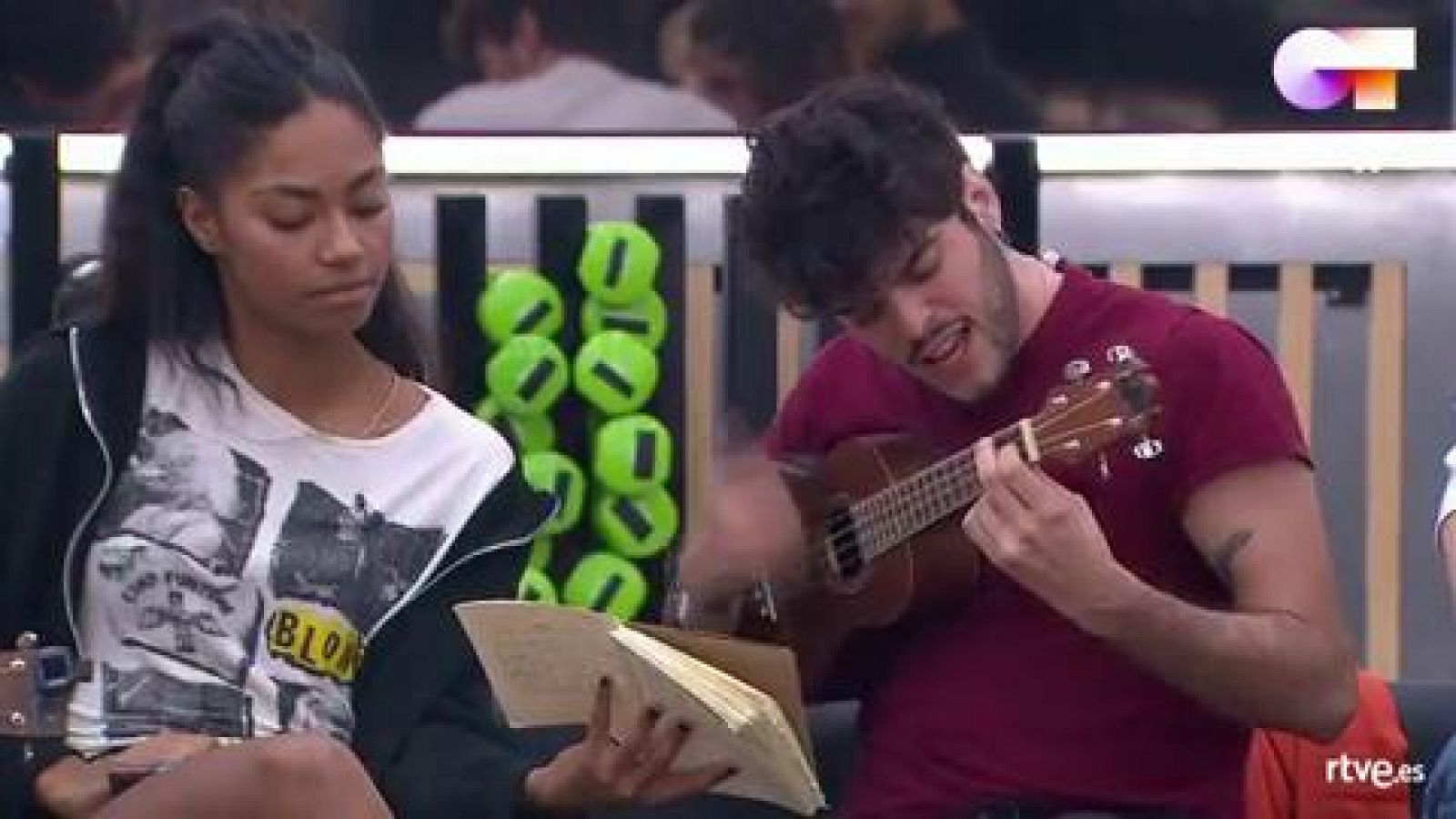 Rafa toca con el ukelele su canción "Piececitos" en clase de composición con Manu Guix en Operación Triunfo 2020