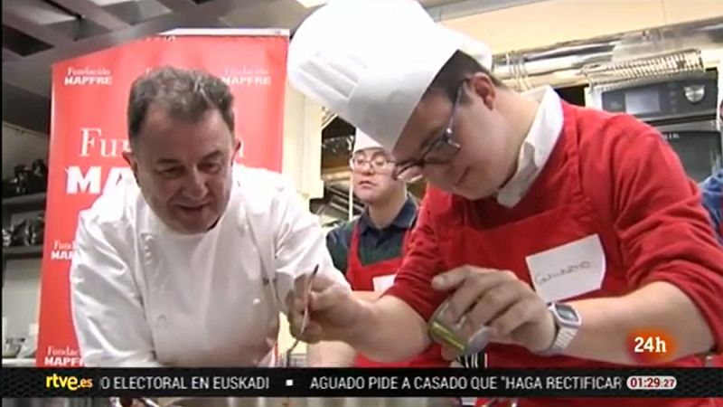 Jóvenes con discapacidad 'cocinan' su futuro con Martín Berasategui