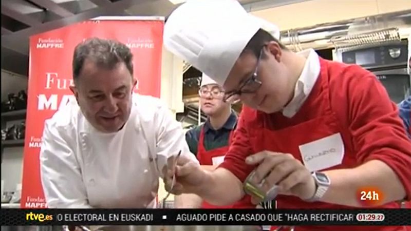 Jvenes con discapacidad 'cocinan' su futuro con Martn Berasategui