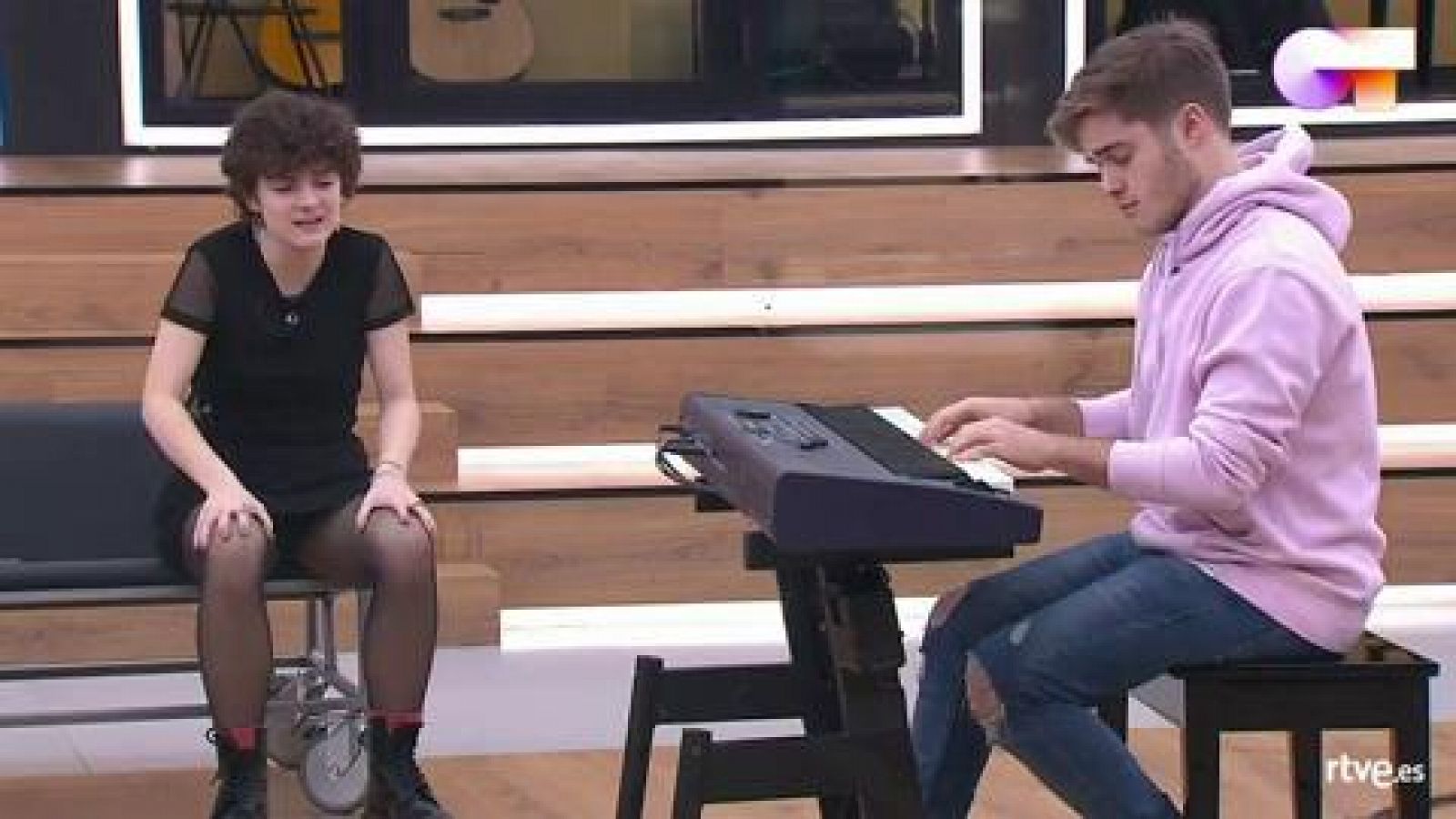 Anne comparte su canción "Volver a mí" en clase de composición con Manu Guix en la Academia de Operación Triunfo 2020