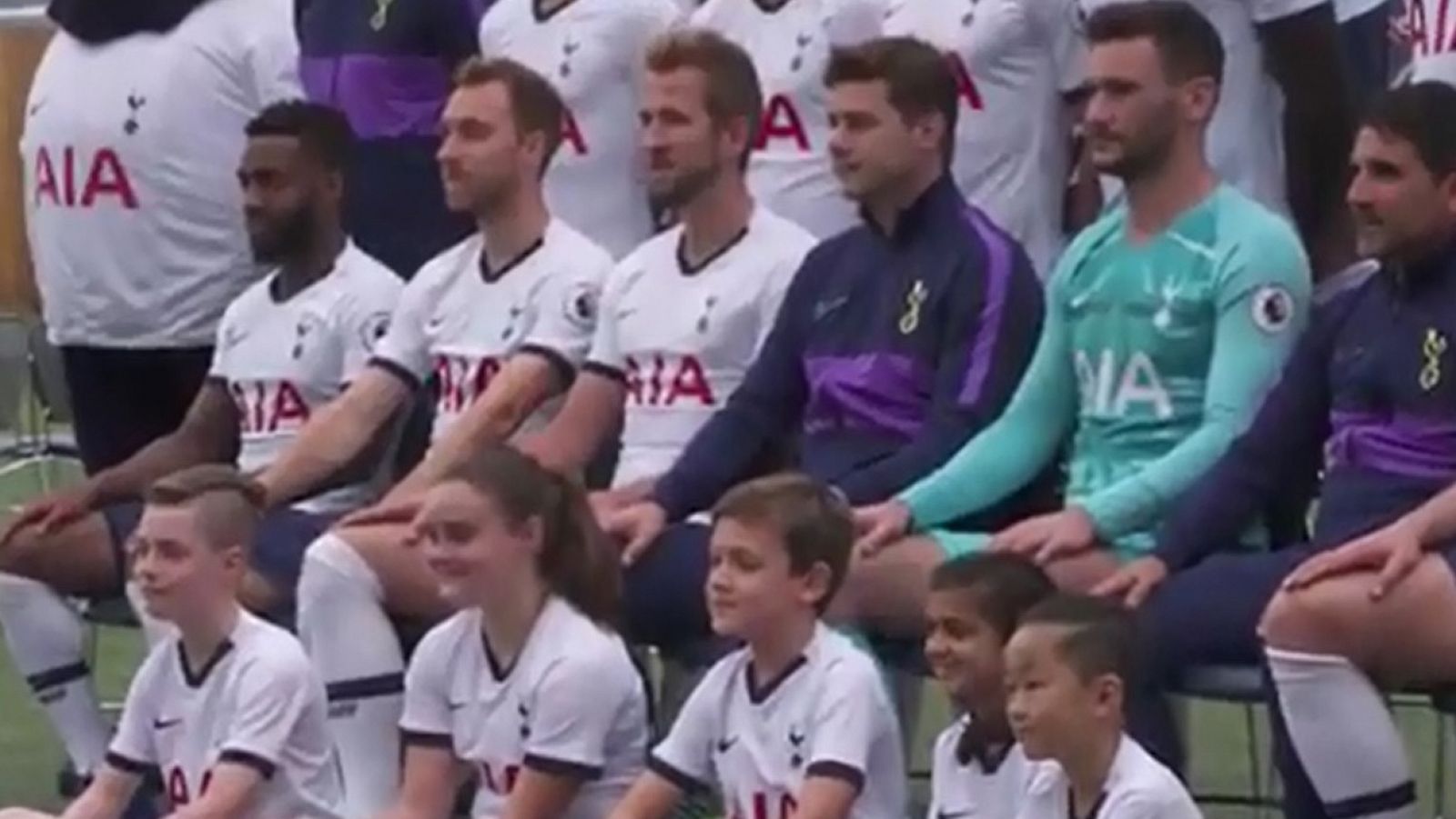 Salir de la mano de tus ídolos, un privilegio para las familias adineradas en Reino Unido | Ver