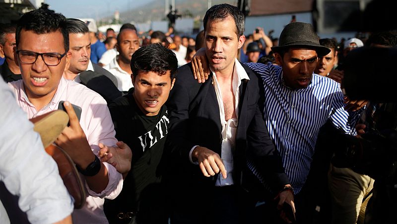 Guaidó sale escoltado del aeropuerto a su regreso a Venezuela entre agresiones e insultos