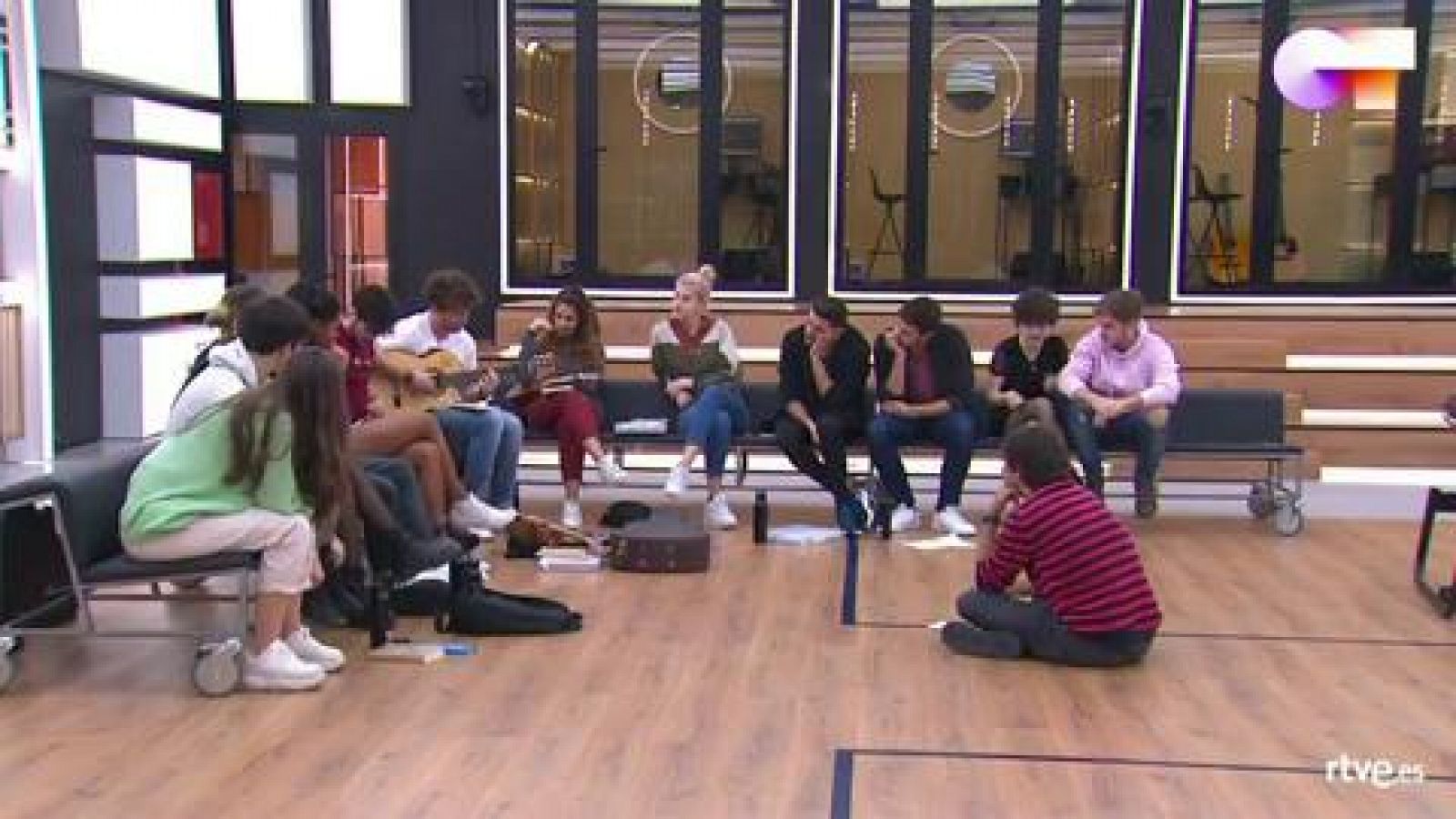 Jesús canta su canción "Te anhelo" en la clase de composición de Manu Guix en la Academia de Operación Triunfo 2020