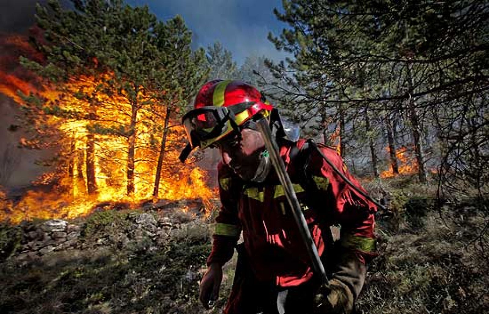 El reportaje de Informe Semanal 'Días de fuego', hace un balance de los incendios en nuestro país. En lo que llevamos de año, las llamas han arrasado más superficie forestal que en todo 2008. 47.000 hectáreas frente a las 40.000 del año pasado. Seis bomberos muertos, en Tarragona y Teruel, una docena de heridos y miles de personas desalojadas.