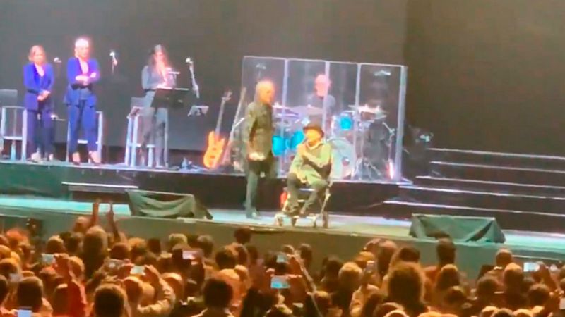 Sabina cancela su concierto en Madrid por una caída: "Me duele mucho el hombro"