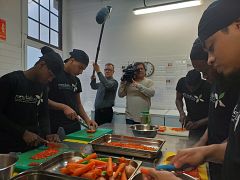 Para Todos La 2-Mescladís forma a jóvenes inmigrantes como cocineros o camareros