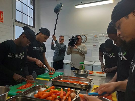 Para todos La 2 - Mescladís forma a inmigrantes como cocineros o camareros