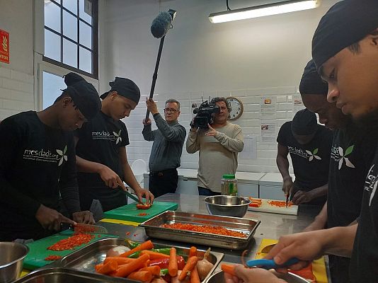 Para todos La 2 - Mescladís forma a inmigrantes como cocineros o camareros