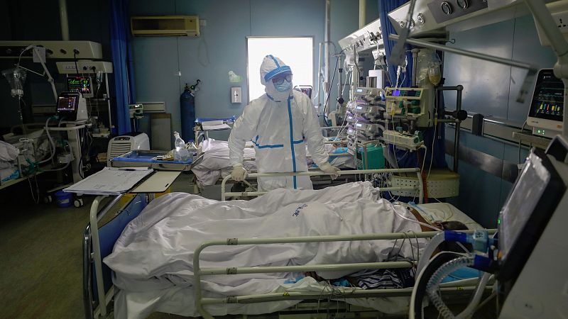 El Covid-19, el nuevo término con el que la OMS denomina al coronavirus, sigue dejando víctimas en China, país que registra el mayor número de fallecimientos y de contagios. En concreto, la Comisión Nacional de Salud eleva la cifra de muertes a 1.367
