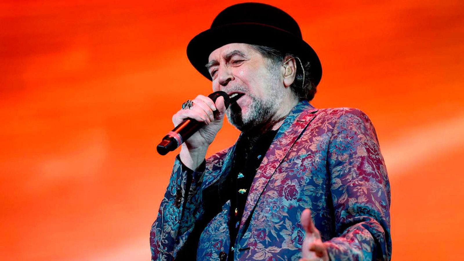 Joaquín Sabina permanece "estable" tras ser operado de un pequeño coágulo provocado por la caída en Madrid