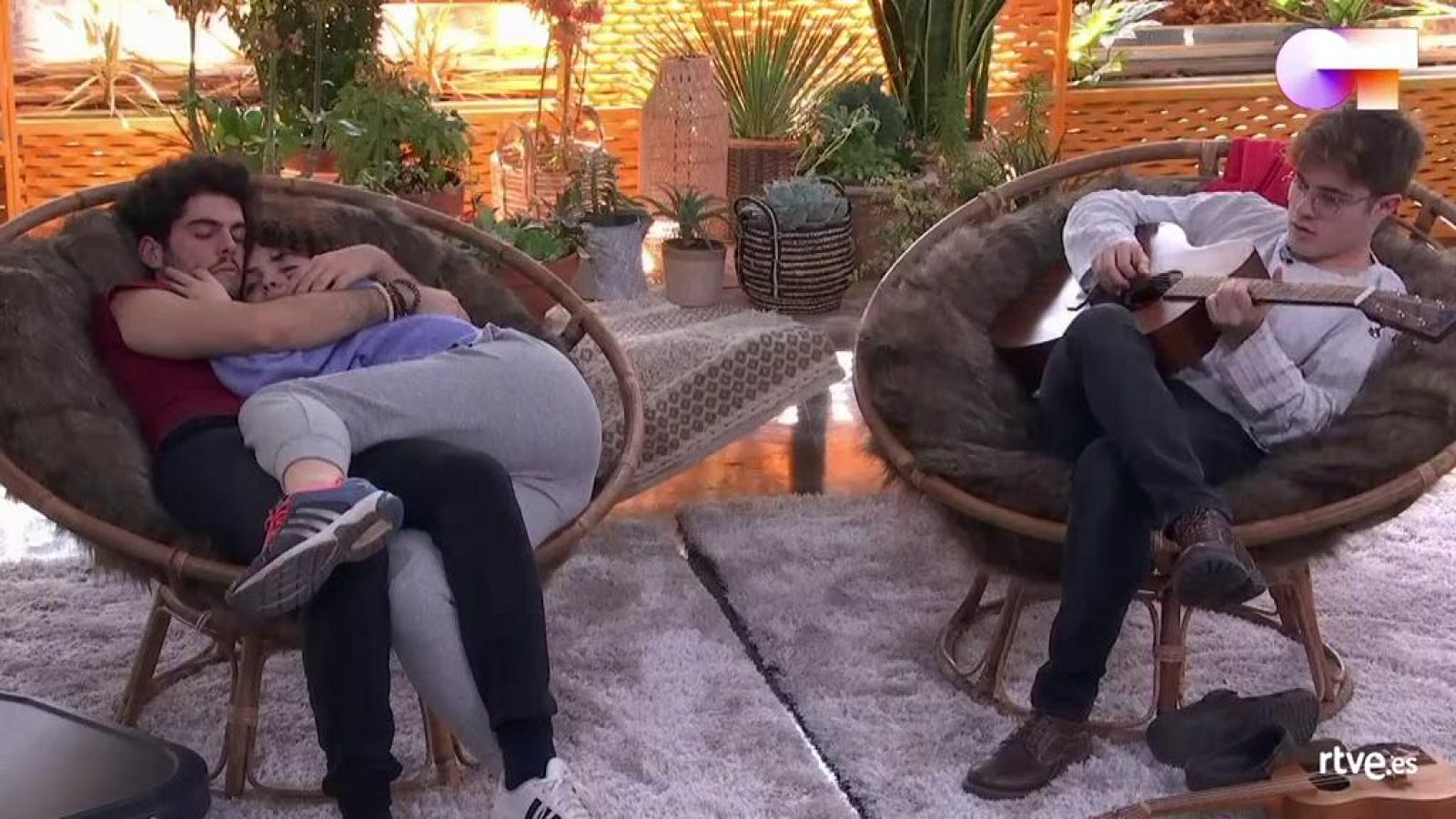 Gèrard toca la guitarra cuando Rafa y Anne duermen abrazados en la Academia de Operación Triunfo 2020