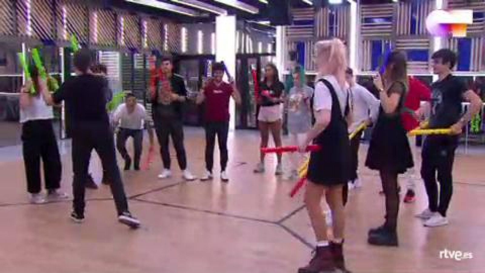 Los chicos participan en un taller de percusión con Santi Carcasona en la Academia de Operación Triunfo 2020