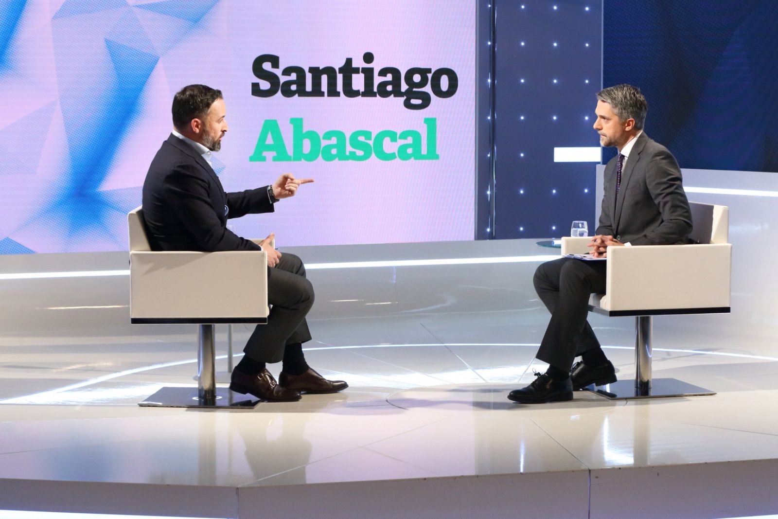 Abascal: "Entendemos que este Gobierno es legal, pero decimos que es ilegítimo" - RTVE.es