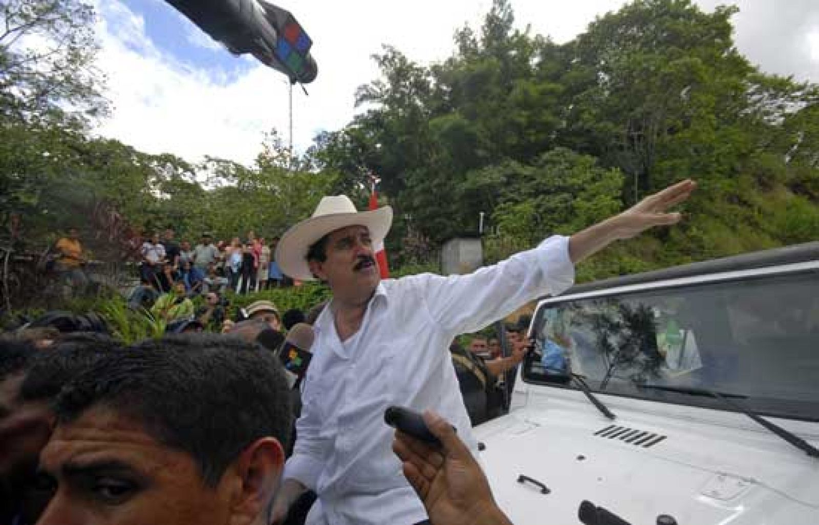 El depuesto presidente hondureño, Manuel Zelaya, pernoctará en el municipio nicaragüense de Ocotal, a 25 kilómetros de la frontera con Honduras, en espera de su familia y de sus seguidores para intentar retornar a su país para retomar el poder