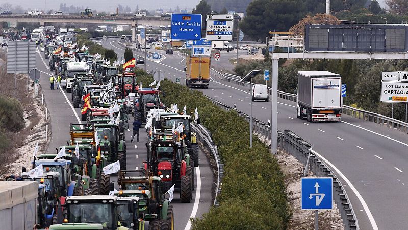 Miles de agricultores organizan una tractorada para protestar por los bajos precios agrarios