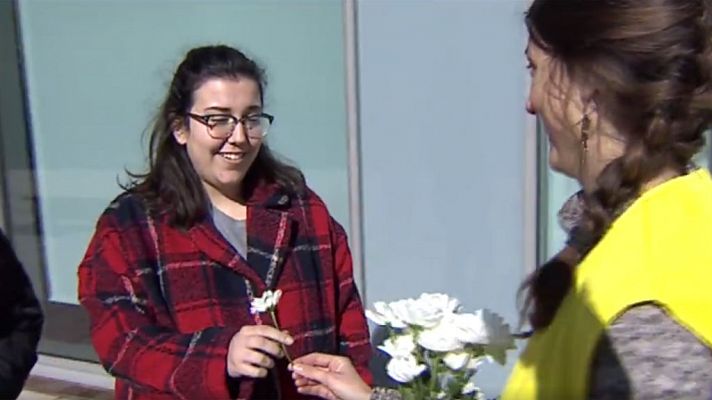 Flores y besos en Zaragoza por las mujeres iraníes