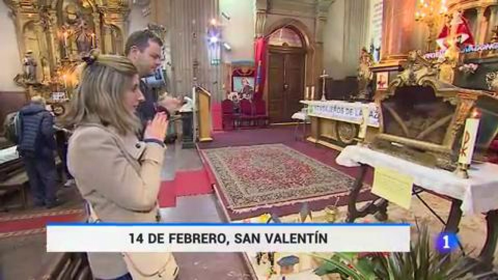 En la iglesia de San Antón en Madrid descansan los restos de San Valentín desde el siglo XVIII. Este 14 de febrero muchas parejas y muchas personas piden al Santo que nos les falte amor. Aquí la tradición es atar una cinta azul con el nombre de las p