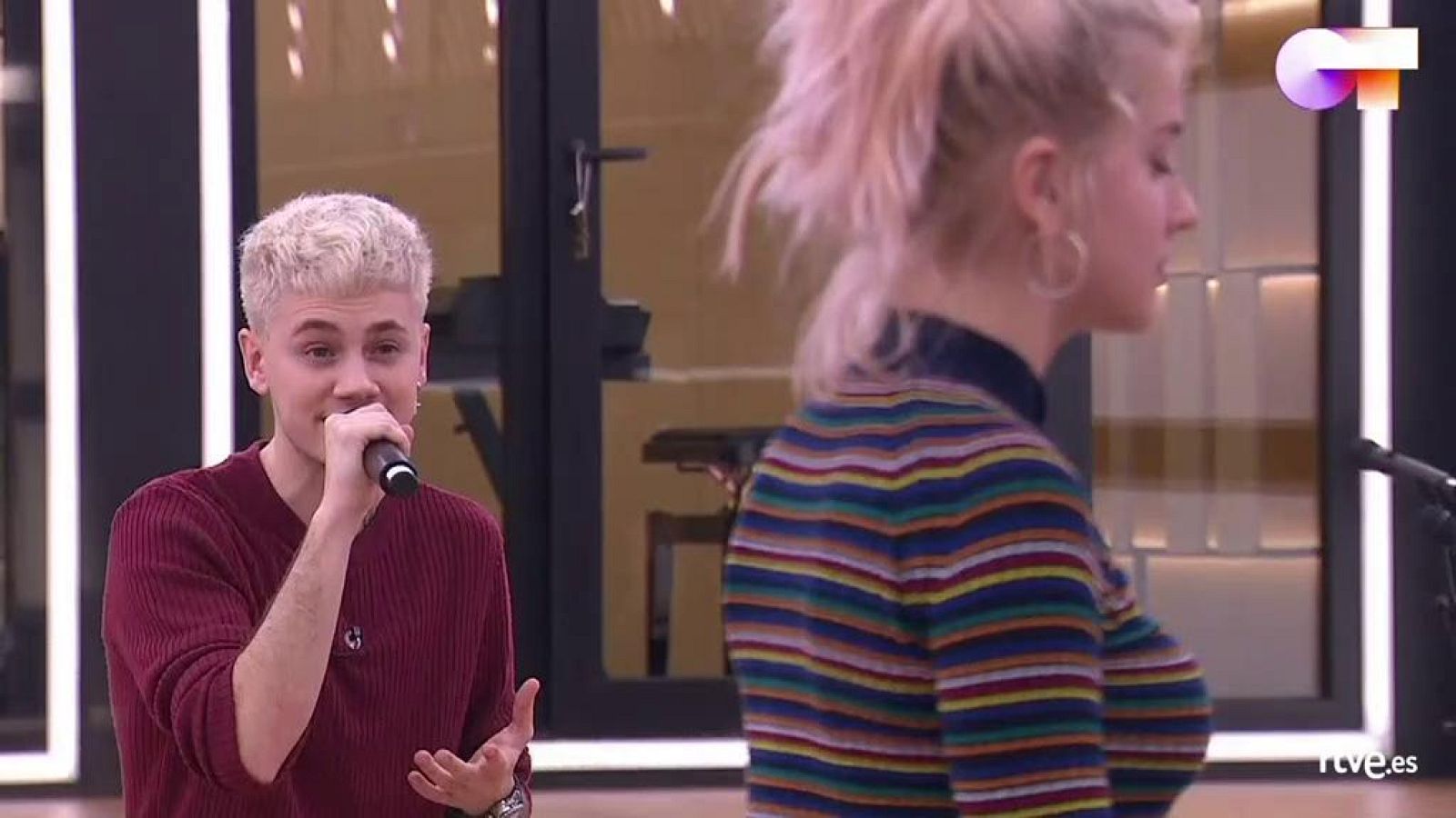 Hugo y Samantha cantan "Vas a quedarte", de Aitana, en el segundo pase de micros de la Gala 5 de Operación Triunfo 2020