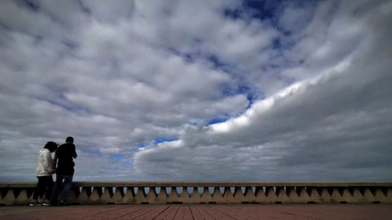 La niebla, oleaje y fuertes vientos ponen en riesgo  a nueve provincias del litoral cantábrico y gallego