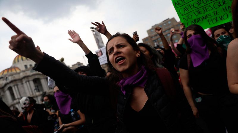 Miles de mujeres se manifiestan en México en contra de los feminicidios
