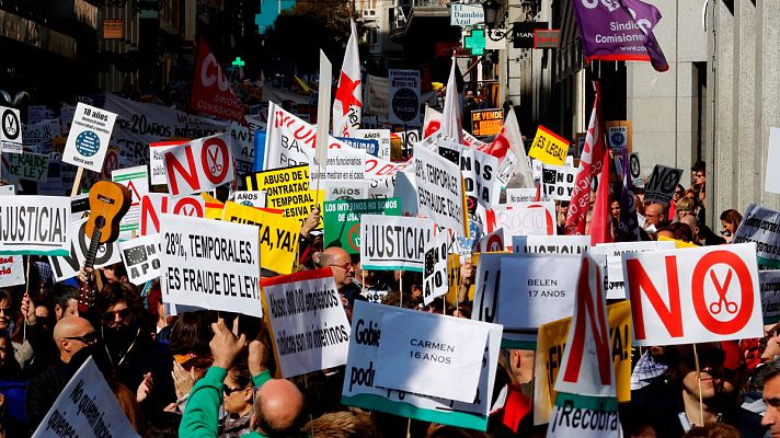 Miles de interinos se manifiestan en Madrid: "Llevo quince años concatenando contratos"