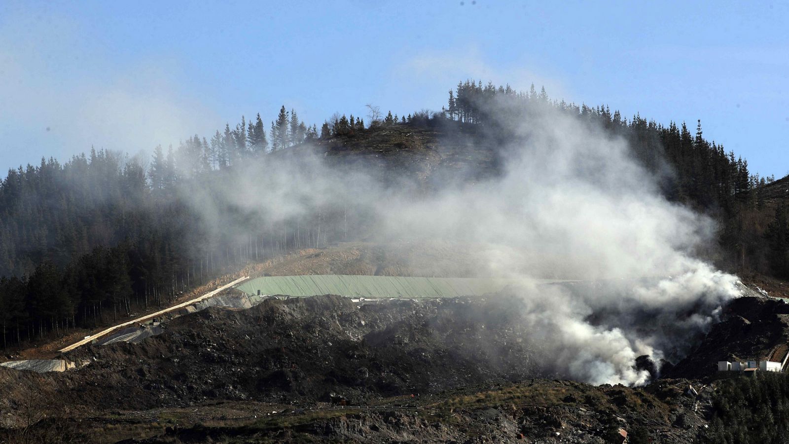 48.000 vecinos en alerta por la contaminación atmosférica generada en el incendio del vertedero de Zaldívar - RTVE.es