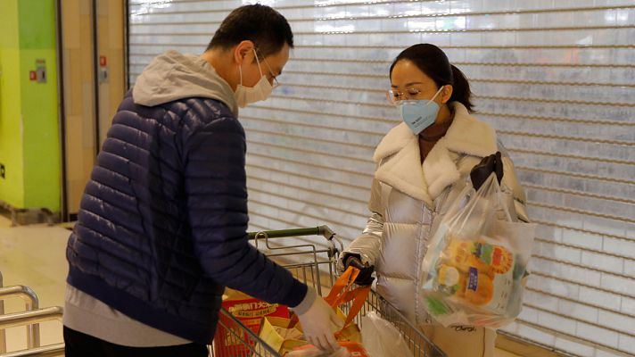 Llevar guantes o desinfectar el dinero: las nuevas medidas de protección en China contra el coronavirus