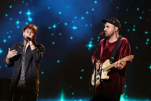 Nil Moliner y Dani Fernández cantan "Soldadito de hierro"