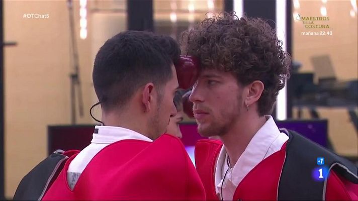 Los chicos participan en el juego de la manzana en El Chat 