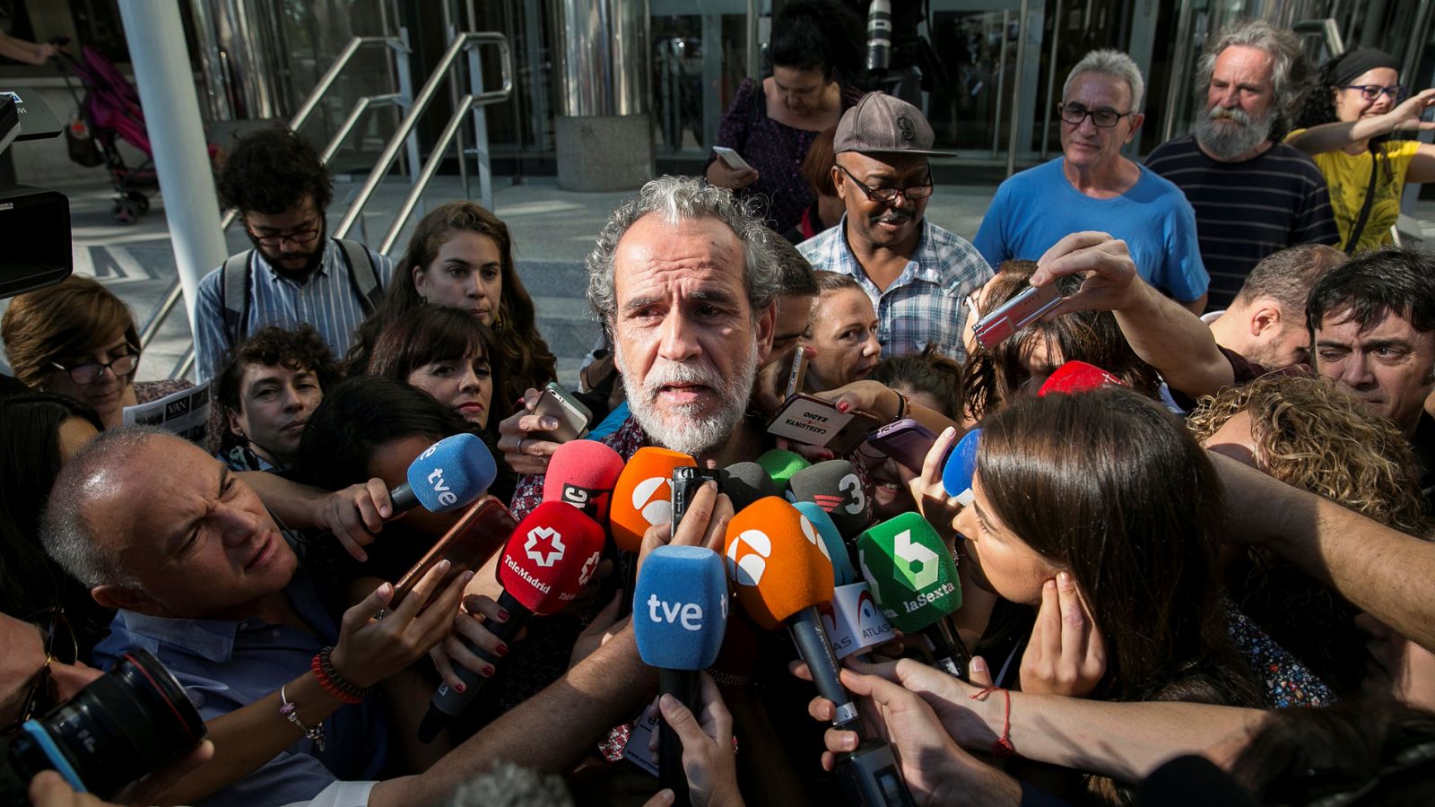 Willy Toledo se sienta en el banquillo de los acusados por insultar a Dios y a la Virgen - RTVE.es