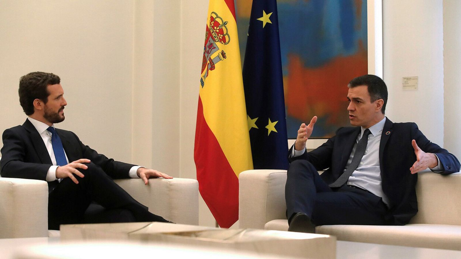 Casado y Sánchez se reúnen en Moncloa por primera vez desde la investidura