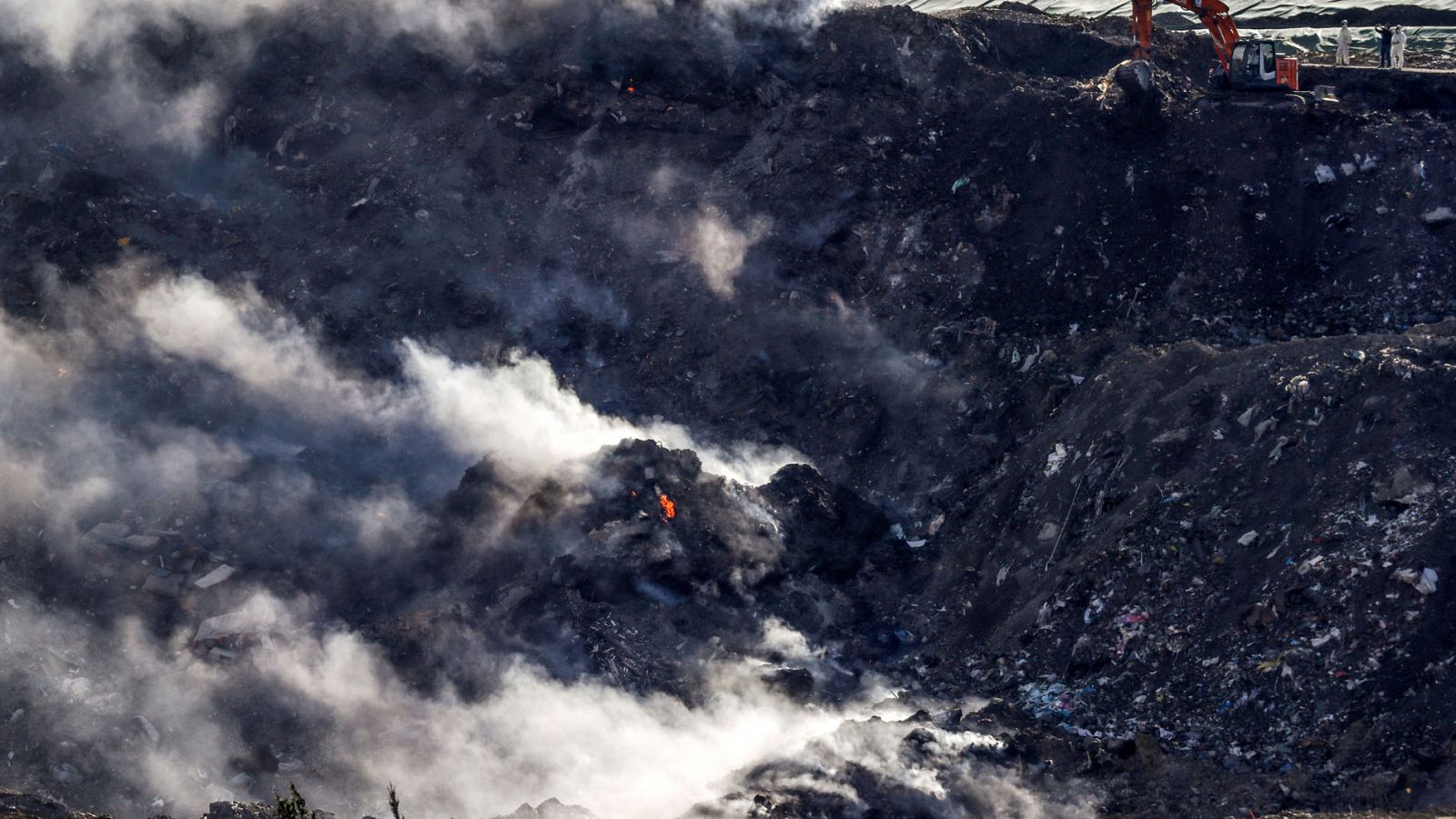 Derrumbe en el vertedero de Zaldíbar: continúa la alerta medioambiental y la búsqueda de los trabajadores