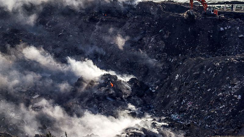 Derrumbe en el vertedero de Zaldíbar: continúa la alerta medioambiental y la búsqueda de los trabajadores