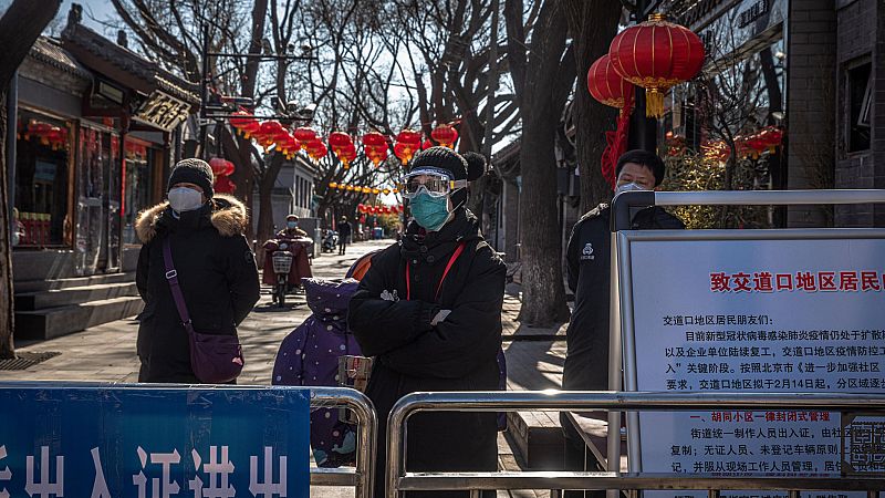 Una tarjeta para entrar en casa: la nueva norma contra el coronavirus en Pekín