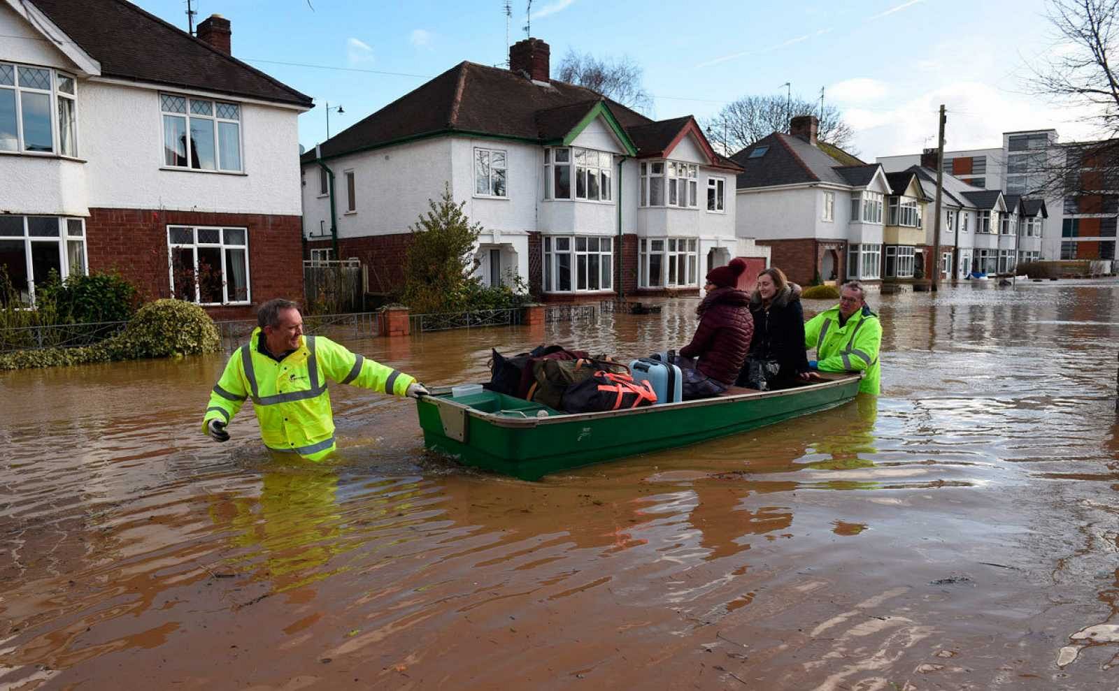 El temporal 'Dennis' azota Reino Unido y se cobra la vida de tres personas