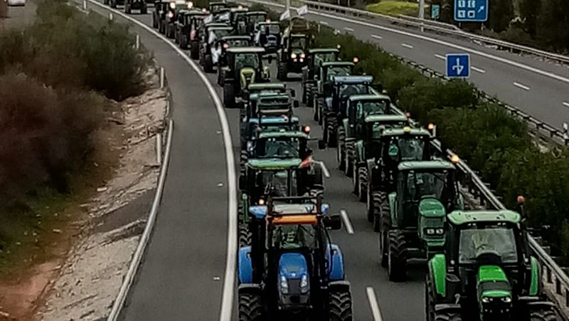 Los agricultores cortan carreteras en Extremadura