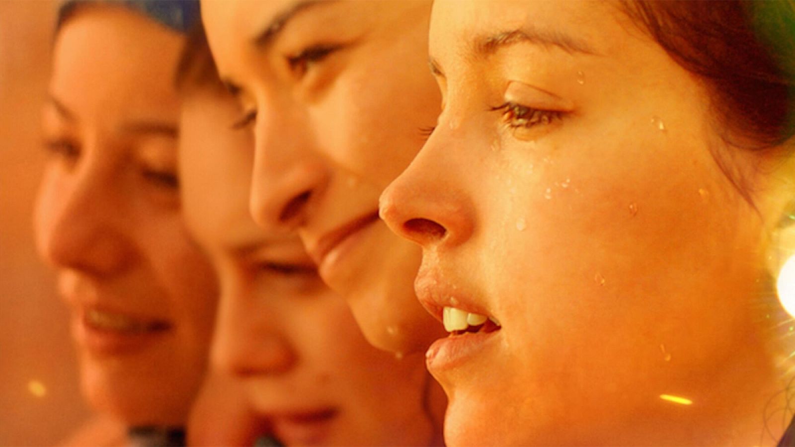 Así es 'Papicha, sueños de libertad', retrato de una adolescente en la asfixiante Argelia de los 90 | Ver