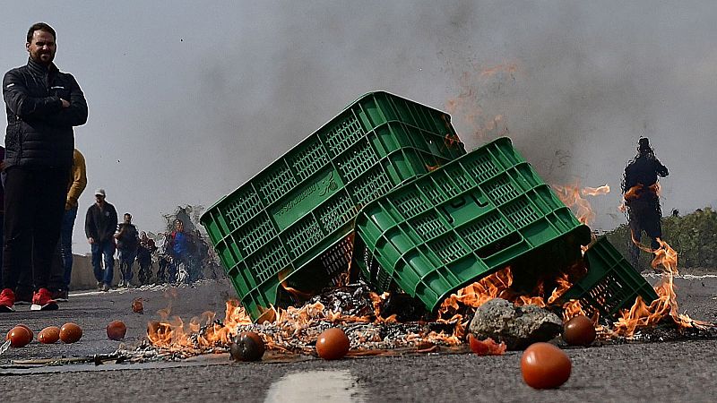 Los agricultores cortan la A7 y queman hortalizas en una nueva jornada de protestas en Almería