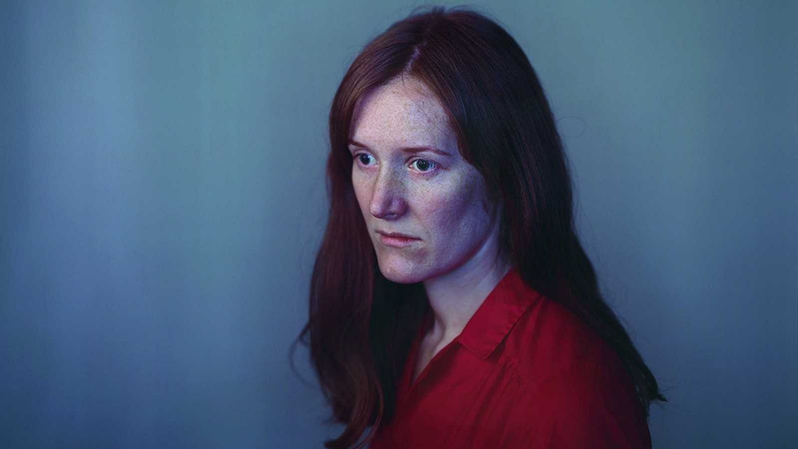 El fotógrafo británico Richard Learoyd (Reino Unido, 1966) presenta en la Fundación Mapfre en Madrid de una exposición con más de 40 de sus fotografías (Hasta el 24 de mayo de 2020). Un artesano ¿manitas¿ que construye sus propias cámaras, basadas en los proyectores del Renacimiento y en los artefactos del siglo XIX, aunque la mayor parte de sus fotografías las crea en estudio.