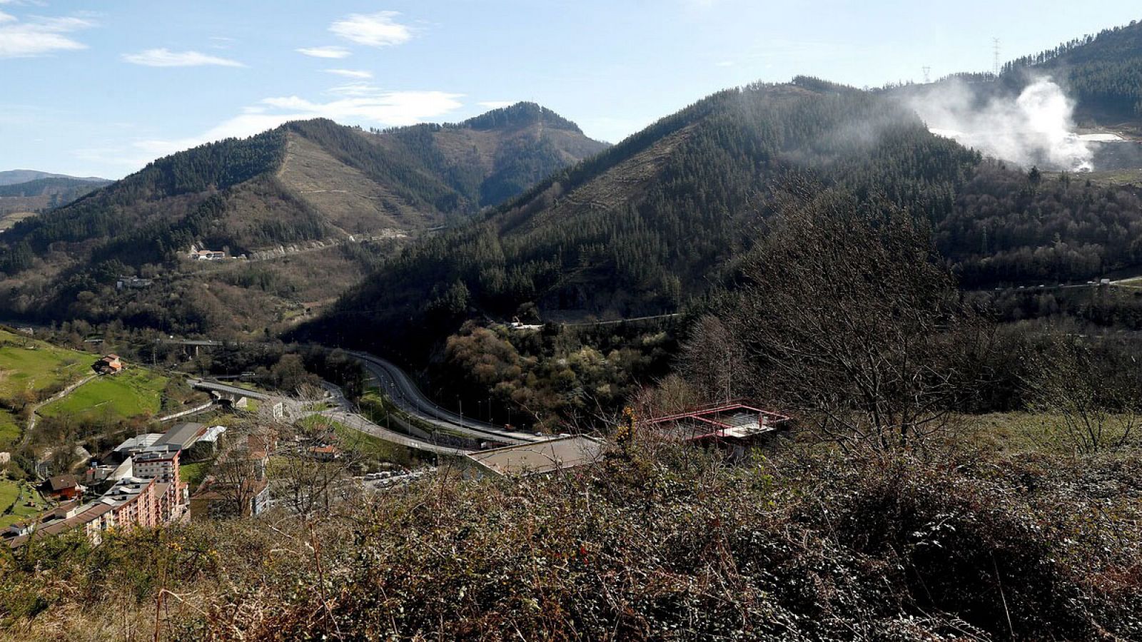 Los vecinos de Zaldibar, preocupados por los riesgos del consumo de los productos de sus huertas - RTVE.es