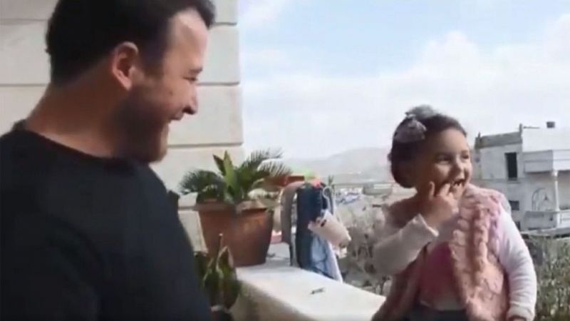 Un hombre enseña a su hija de tres años a reírse con cada bomba en Siria
