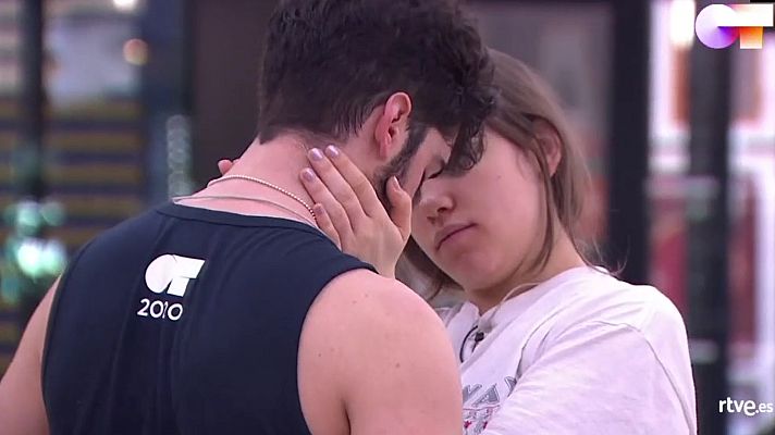 OT 2020 - Eva consuela a Rafa después de la clase de fitness