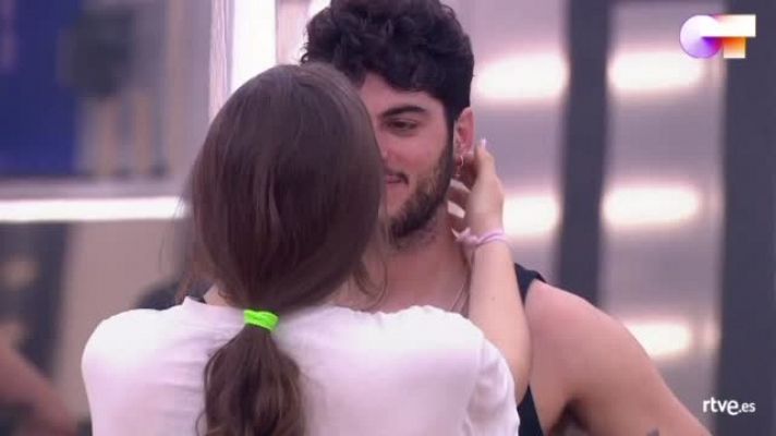 OT 2020 - Eva consuela a Rafa después de la clase de fitness