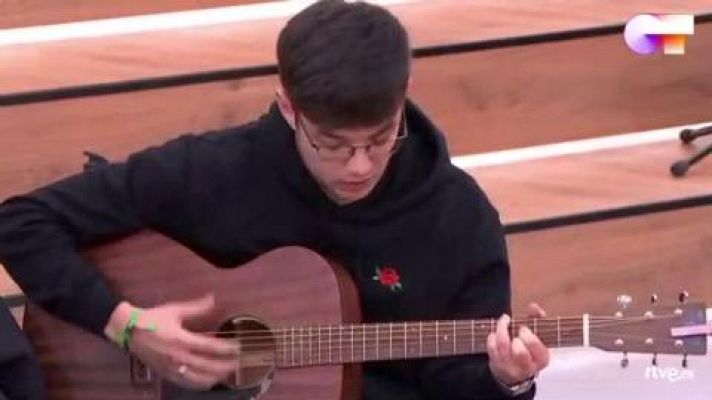 Flavio canta una canción suya en la clase de Mala Rodríguez