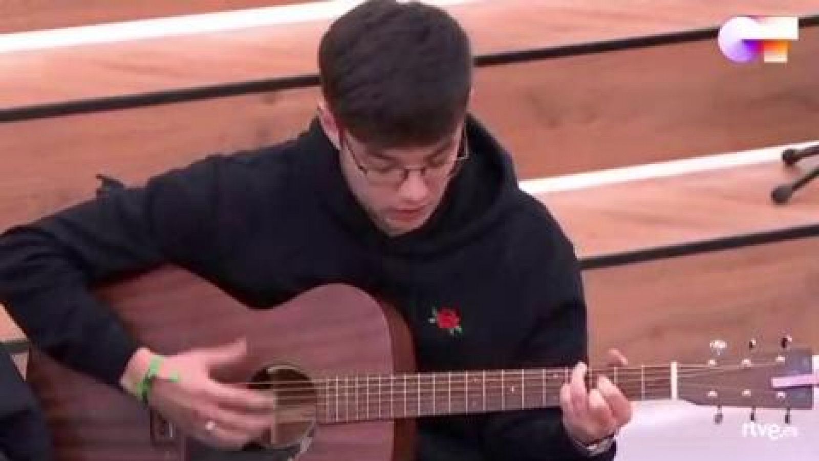 Flavio canta una canción suya en la clase de Mala Rodríguez en la Academia de Operación Triunfo