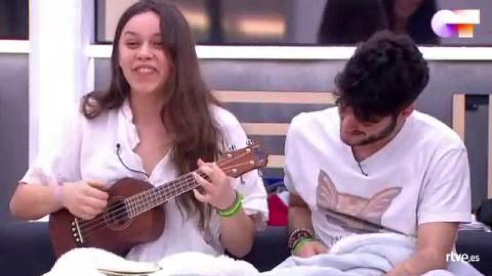 Eva canta su primera composición ante Mala Rodríguez en la Academia de Operación Triunfo