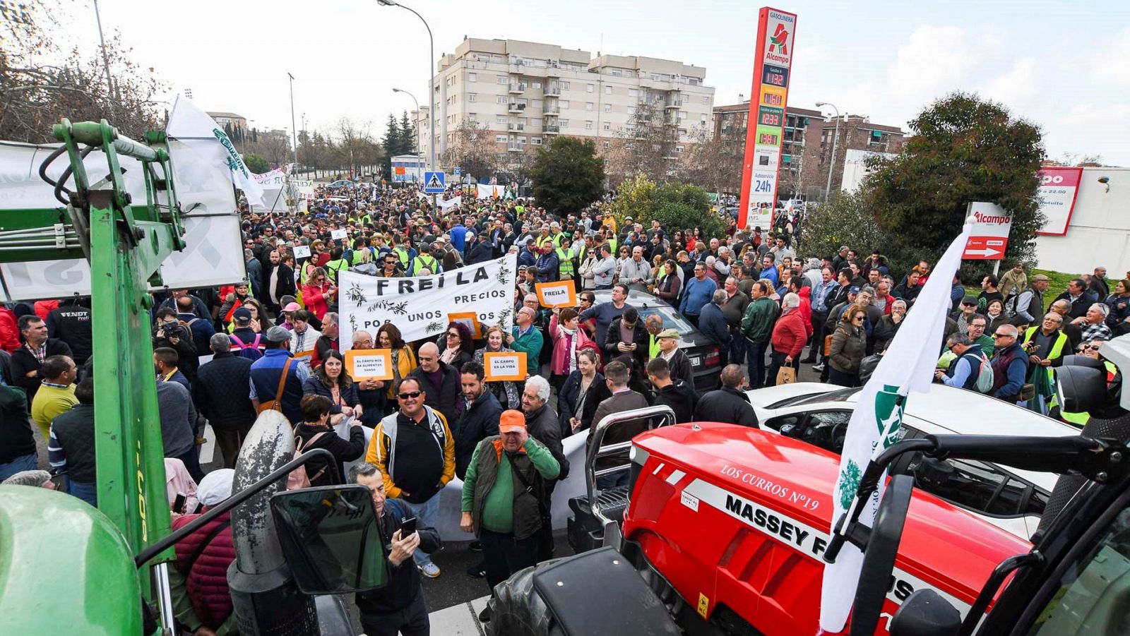 Manifestaciones de agricultores en Granada, Pamplona y A Coruña