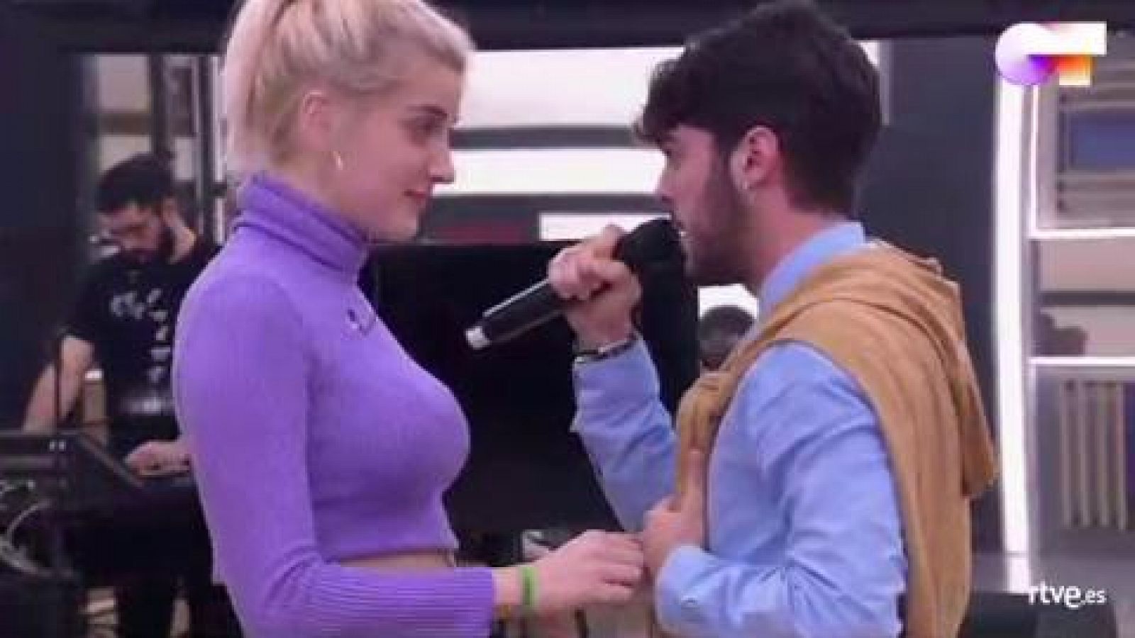 Rafa y Samantha cantan "La lista de la compra", de La Cabra Mecánica, en el primer pase de micros de la Gala 6 de Operación Triunfo 2020