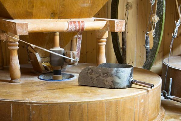 España Directo - El molino que continúa moliendo de forma artesanal