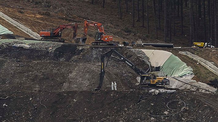 Telediario 1 - Dos excavadoras buscan a los dos sepultados en el derrumbe